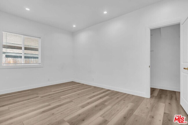 Building Photo - 261 W 43rd Pl