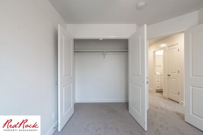 Building Photo - Stunning Spacious 3 Bedroom Unit