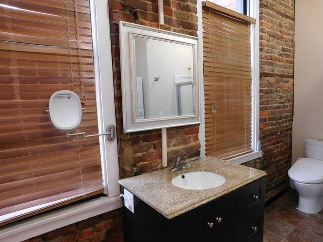 Building Photo - 216 Middle St