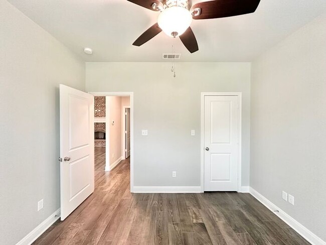 Building Photo - Available Now! Stunning 3 Bedroom 2 Bath i...