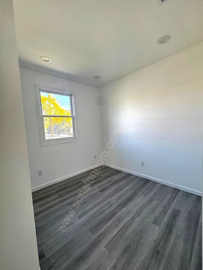 Building Photo - 696 E 9th St