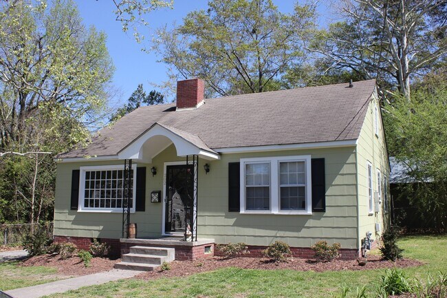 Building Photo - 3 Bedrooms 2 Full Bathrooms with fenced in...