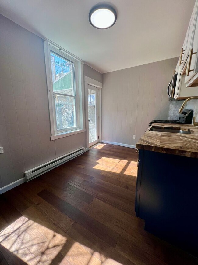 Building Photo - Recently Renovated 3-Bedroom Townhome in Allegheny West! Available NOW!