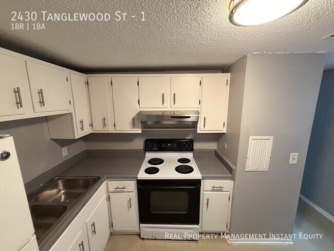 Building Photo - 2430 Tanglewood St