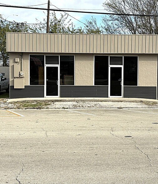 Primary Photo - 112 W Avenue E