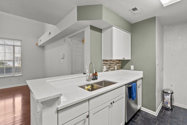 Building Photo - Rent in Virginia Beach!