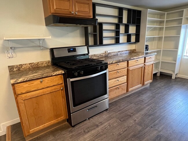 Building Photo - 3 bedroom in Dimond Estates
