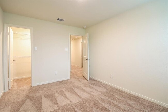Building Photo - 544 Solomon Ln
