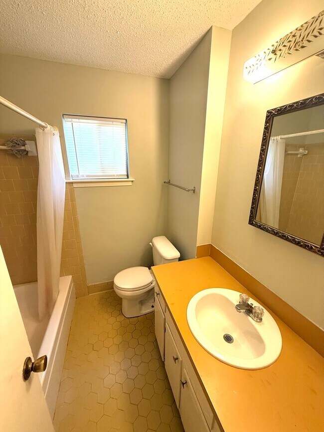 Building Photo - ** 4 bedrooms, 2 bath Located off Atlanta Hwy ** Call 334-366-9198 to schedule a self tour