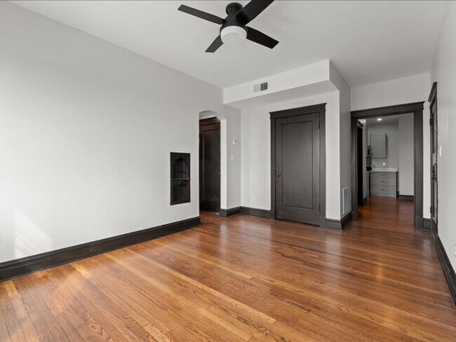Building Photo - 4909 Lindenwood Ave