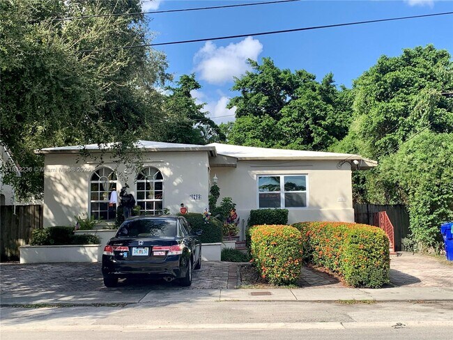 Building Photo - 1711 SW 21st Ter