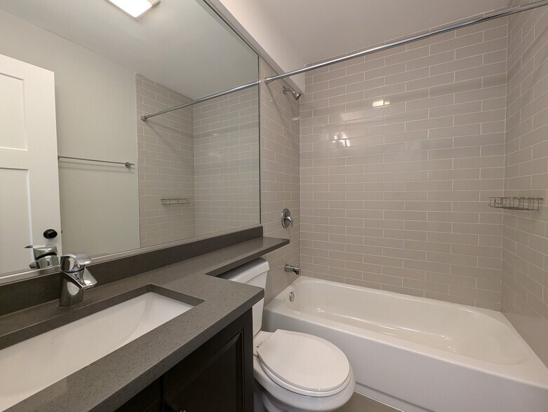 Building Photo - 542 W Surf St