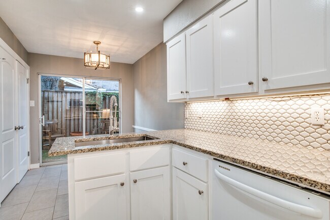 Building Photo - 9810 Crest Meadow Dr