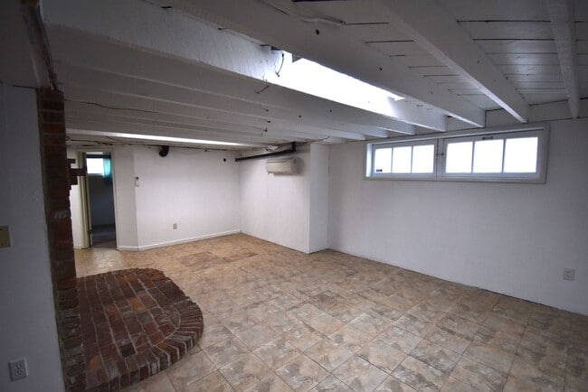 Building Photo - 586 1/2 Grove St