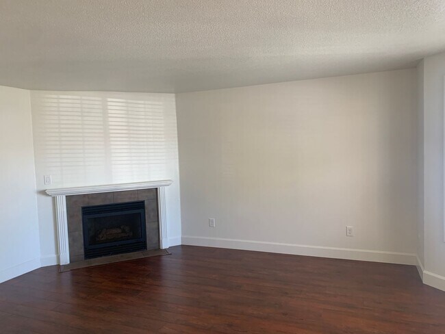 Building Photo - ***Newly Renovated Spacious and Bright 3 B...