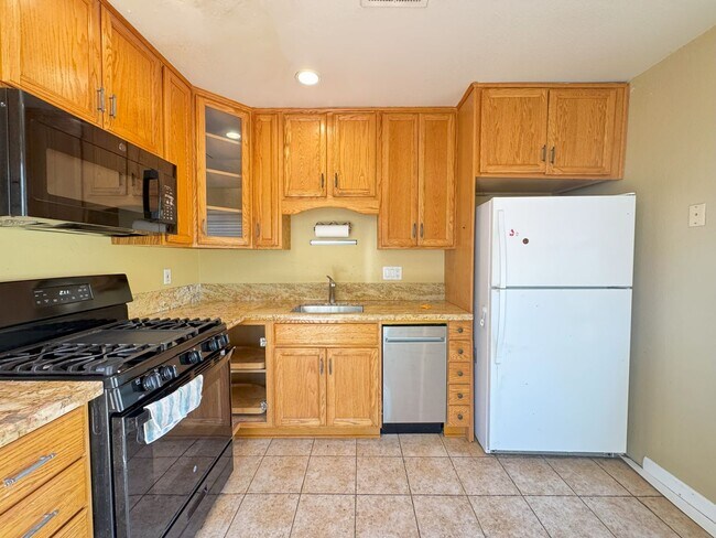 Building Photo - Move in Special-Mira Mesa three bedroom home with yard!