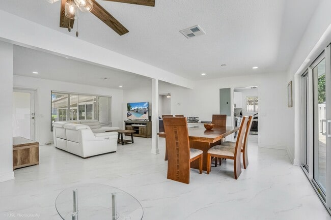 Building Photo - 1633 SE 5th Ct