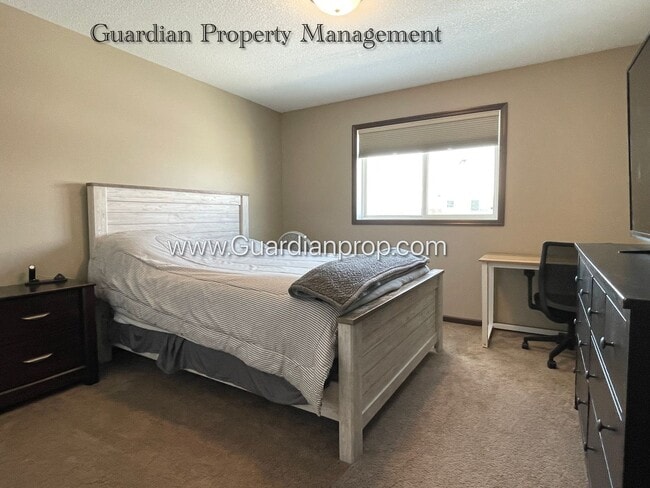 Building Photo - Lakeville 2 Bedroom Town Home, 2 Car Garage, 2.5 Baths, Dishwasher, Central Air