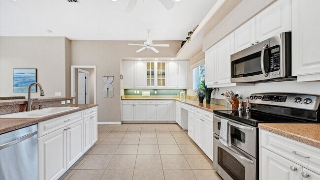 Building Photo - 974 Rotonda Cir