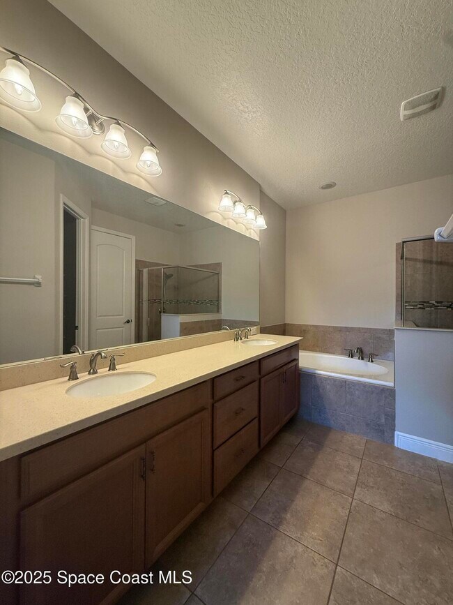 Building Photo - 7954 Loren Cove Dr