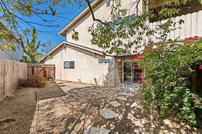 Building Photo - 130 Yorkshire Ct