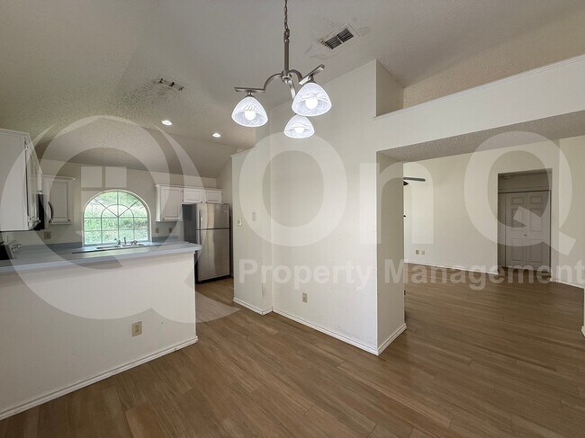 Building Photo - 1206 Hyde Park Dr