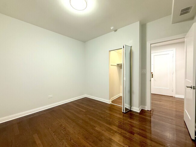 Building Photo - 1343 W Rosedale Ave