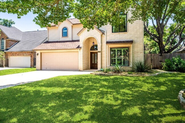 Building Photo - Spacious Cul De Sac Location Surrounded by...