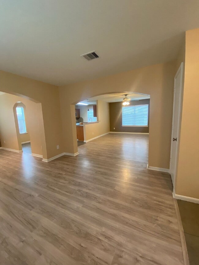 Building Photo - Spacious 4Bed, 2.5 Bath plus Bonus Room, 2-story home in the desirable Remington Grove community!