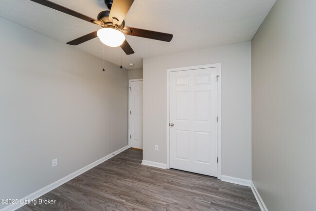 Building Photo - 585 Tecumseh Dr
