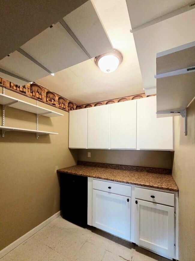 Building Photo - Gorgeous 4 Bed, 3 Bath Home w/ STUNNING RI...