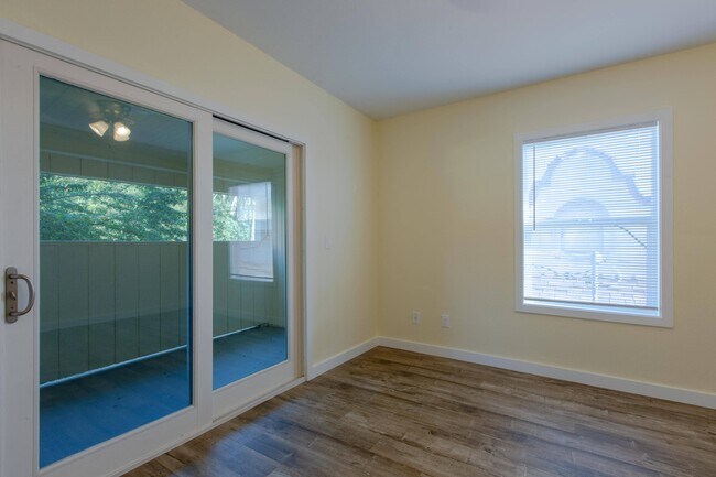 Building Photo - 121 S Gless St