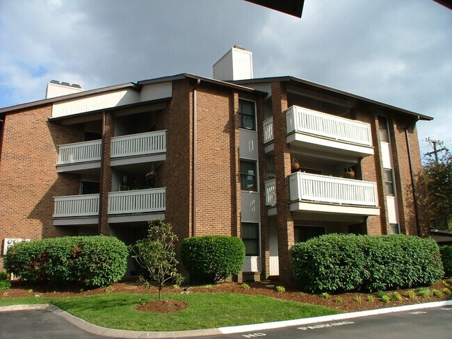Primary Photo - 120 Hillsboro Pl