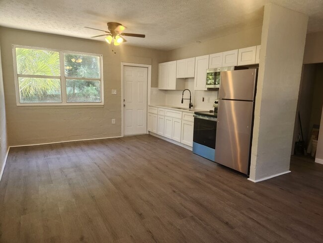Building Photo - Charming 2 bedroom 1 bathroom Holly Hill home