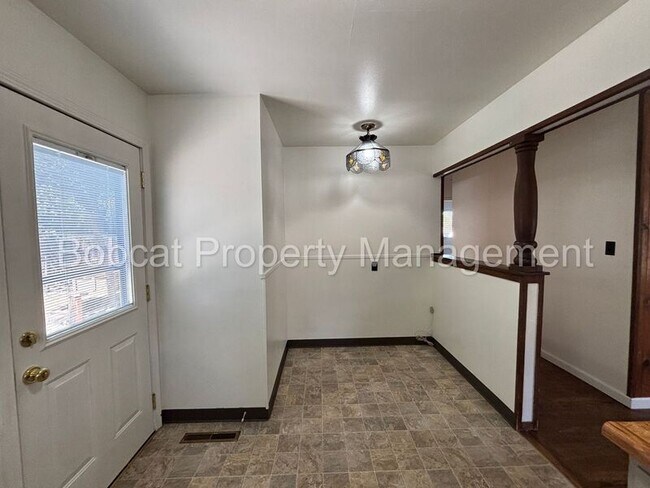 Building Photo - 750 Crain St