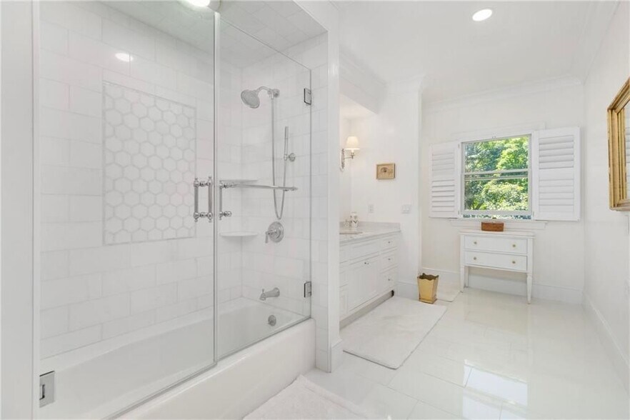 Building Photo - 553 Bellevue Ave