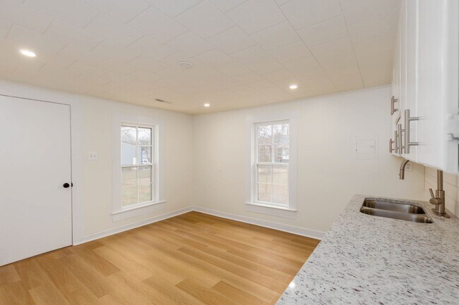 Building Photo - 2 Bedroom Charmer in heart of Columbiana