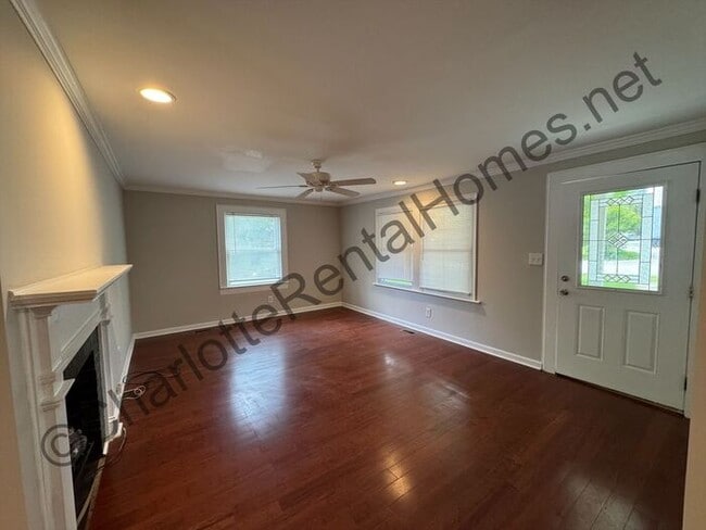 Building Photo - Nice 2 bedroom 2 bath home with large deta...