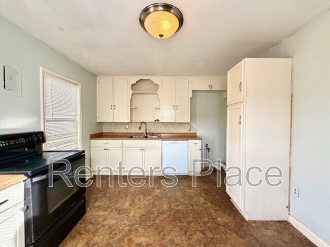 Building Photo - 4707 E 7th St