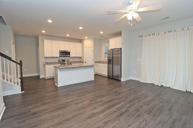 Building Photo - Fabulous 4 bedroom 2.5 Bath House ~ Minutes to Fort Jackson ~ Available June 2026!