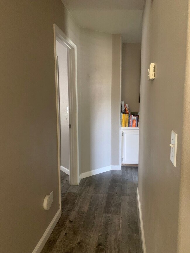 Building Photo - 3 BR 2 BA in Great neighborhood