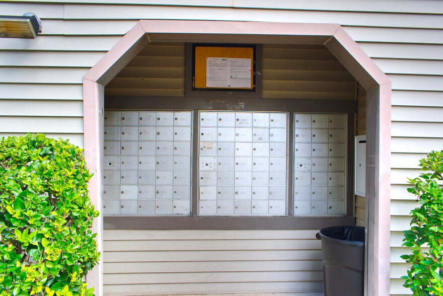 Building Photo - 2025 Augusta Dr