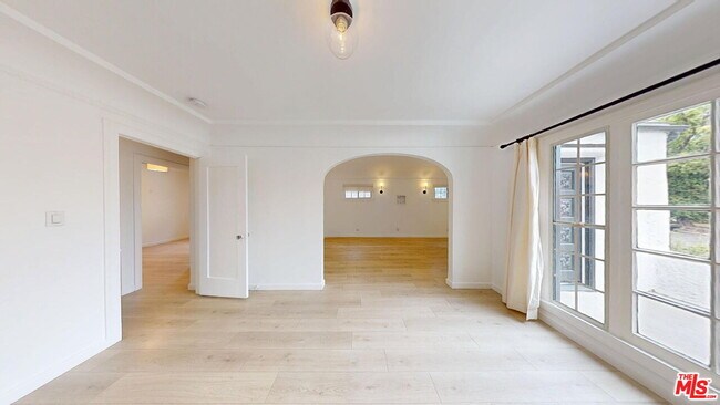 Building Photo - 2032 W 80th St
