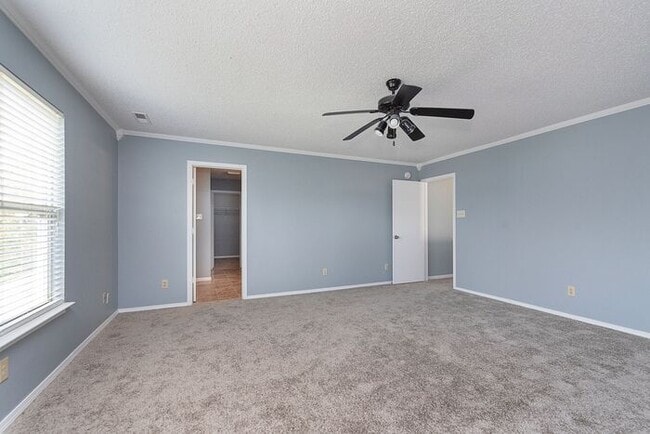 Building Photo - Large 4 Bedroom in Fishers!