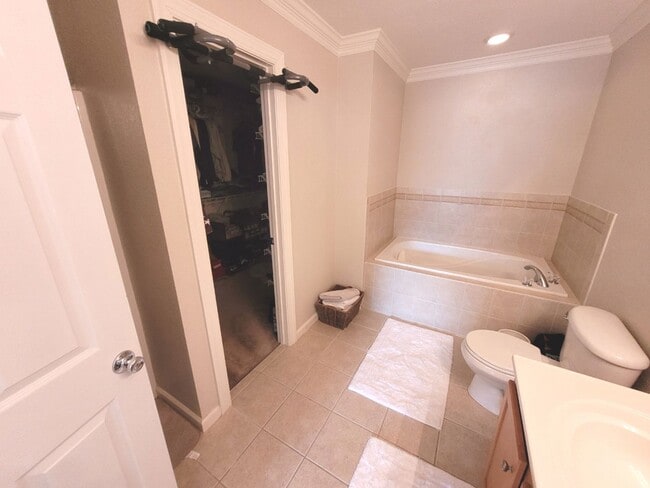 Building Photo - Gorgeous Townhome-Style Condo in Virginia Beach!