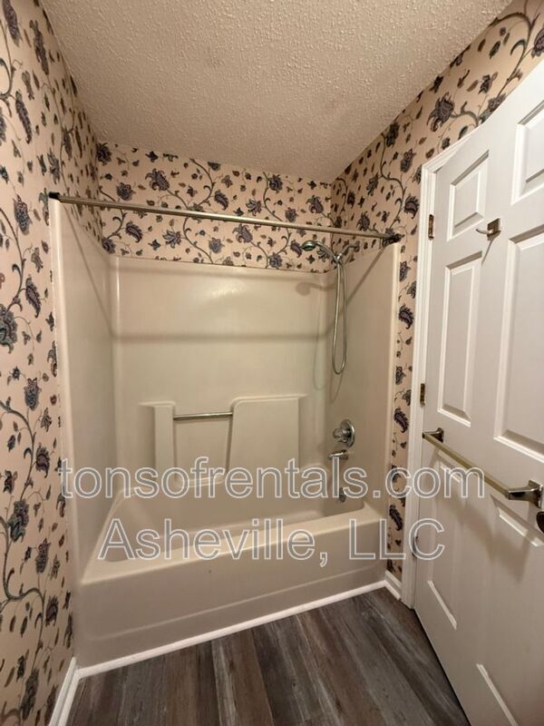 Building Photo - 327 Winding Way Ln