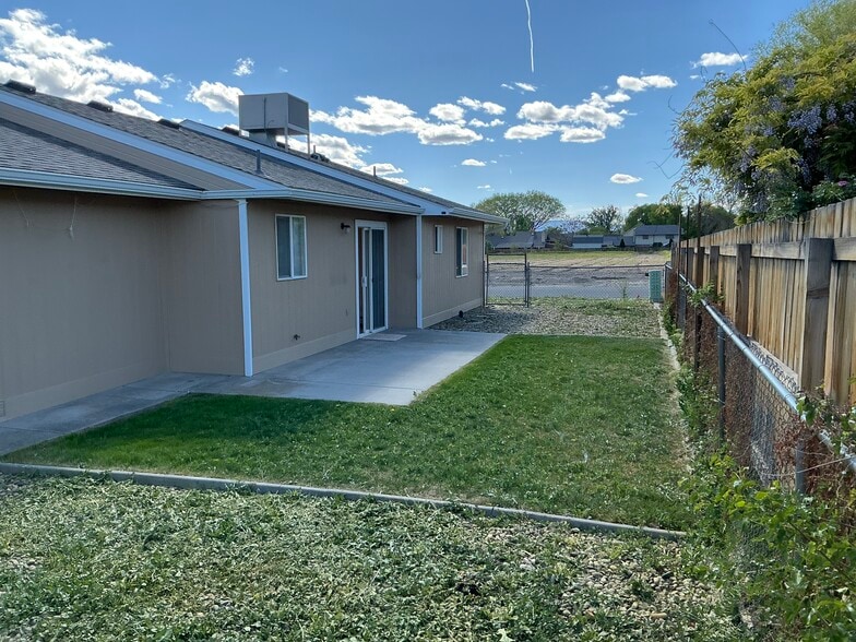 Building Photo - 612 Round Table Rd