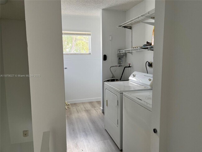 Building Photo - 9365 Fontainebleau Blvd