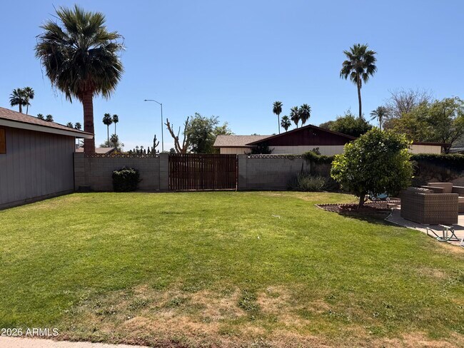 Building Photo - 1744 N Ridge Cir