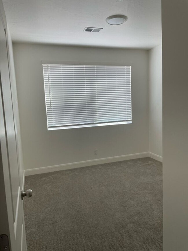 Building Photo - 3 Bedroom Condo in Desert Color with Flexible 6-12 Month Lease